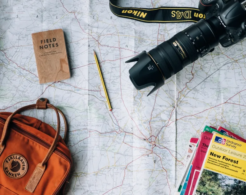 Agencia SEO especializada en turismo evaluando opciones