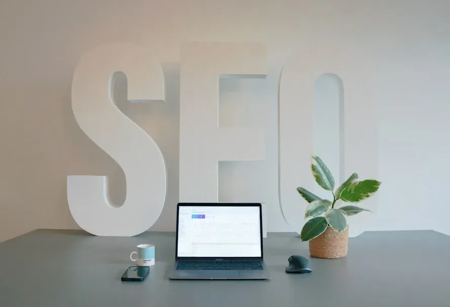 Herramientas auditoría SEO profesional vs gratuito análisis