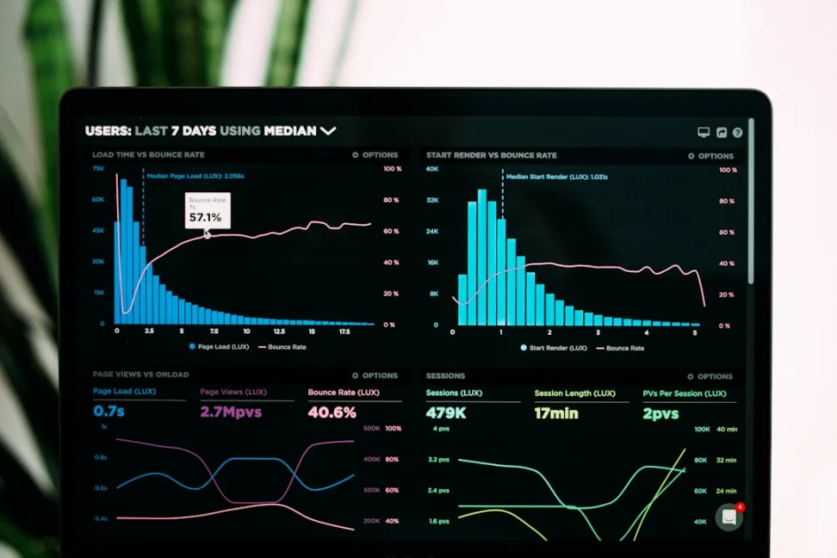 Herramientas auditoría SEO: análisis técnico vs software gratuito 1 graphs of performance analytics on a laptop screen