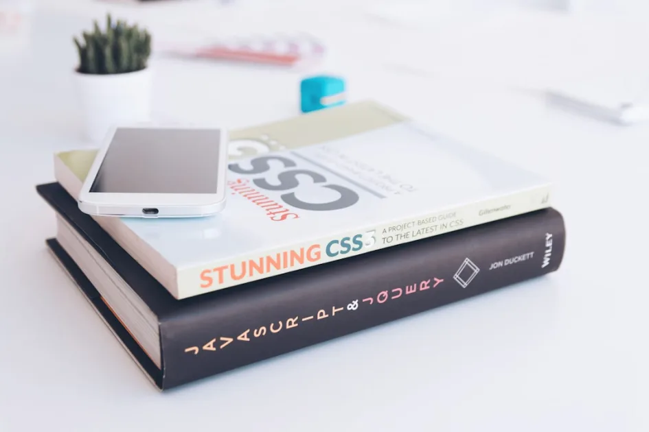 Tendencias SEO 2025: cambios reales que ya están pasando 1 white smartphone on two softbound books