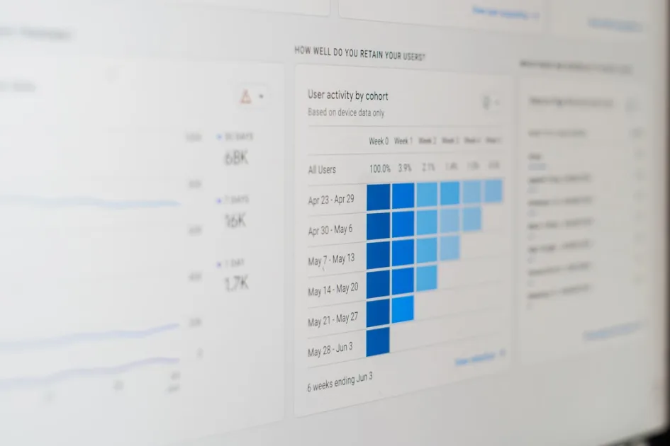Cómo elegir agencia SEO: criterios reales que importan 1 a computer screen with a bar chart on it
