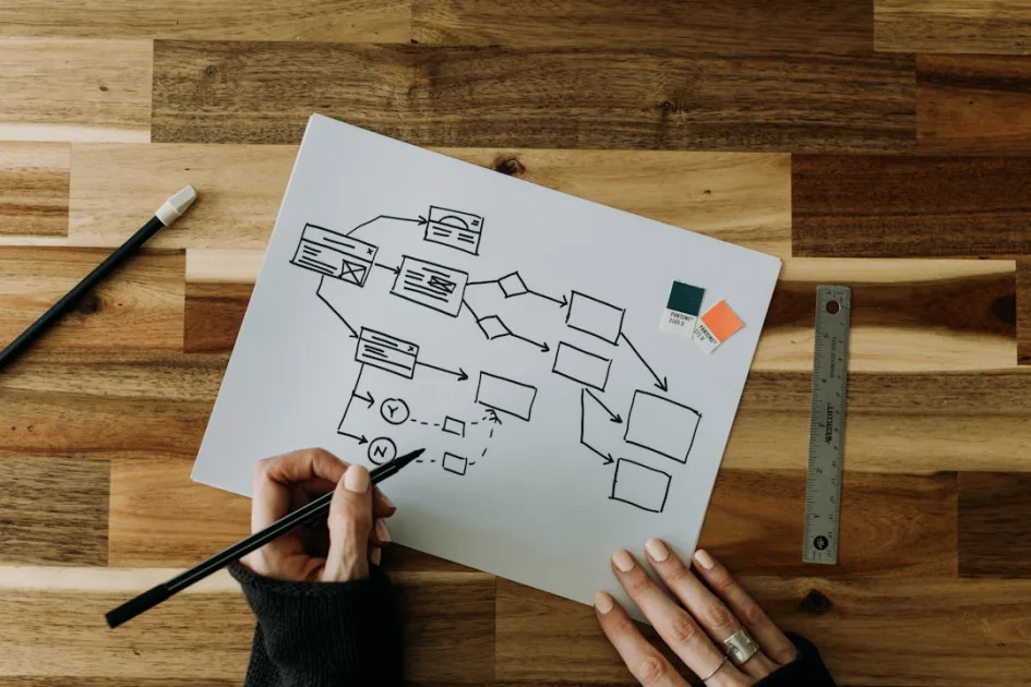 Diferencias entre SEO y GEO: guía completa 2026 1 a person drawing a diagram on a piece of paper